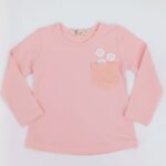 Cette charmante chemise pour enfants à manches longues en couleur pêche est parfaite pour les journées fraîches.