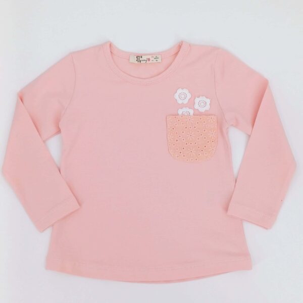 Cette charmante chemise pour enfants à manches longues en couleur pêche est parfaite pour les journées fraîches.