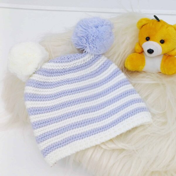 Découvrez nos bonnets en tricot rayé pour bébés avec pompons, disponibles en plusieurs couleurs. Doux, extensibles et parfaits pour les enfants de 0 à 2 ans.