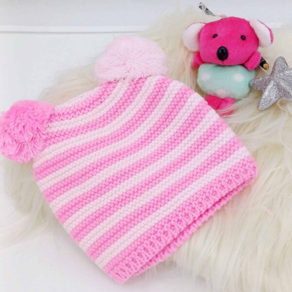 Découvrez nos bonnets en tricot rayé pour bébés avec pompons, disponibles en plusieurs couleurs. Doux, extensibles et parfaits pour les enfants de 0 à 2 ans.