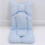 Coussin de confort pour poussette et siège auto avec motif étoiles, anti-transpiration et facile à installer, pour un trajet agréable et sécurisé pour bébé.