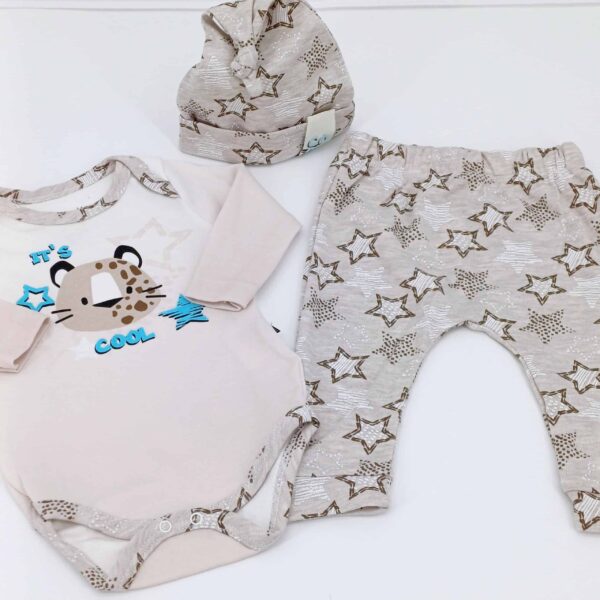 Ensemble bébé 3 pièces en coton "It's Cool" - body, pantalon et bonnet avec imprimés étoiles et animal pour un look adorable. Tailles 3-6 mois et 6-9 mois. Confort et style pour bébé !