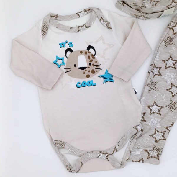 Ensemble bébé 3 pièces en coton "It's Cool" - body, pantalon et bonnet avec imprimés étoiles et animal pour un look adorable. Tailles 3-6 mois et 6-9 mois. Confort et style pour bébé !