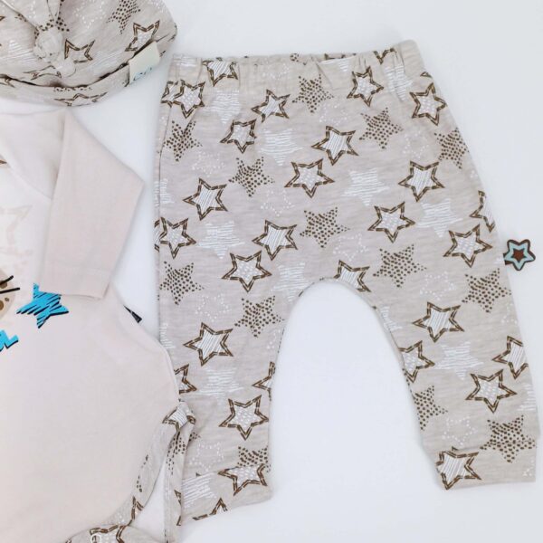 Ensemble bébé 3 pièces en coton "It's Cool" - body, pantalon et bonnet avec imprimés étoiles et animal pour un look adorable. Tailles 3-6 mois et 6-9 mois. Confort et style pour bébé !