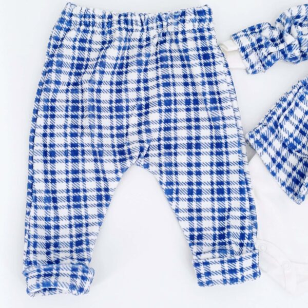 Ensemble bébé 100% coton, avec veste à carreaux et body imprimé ourson. Disponible en tailles 0-3 mois, 3-6 mois et 6-9 mois. Parfait pour le confort et le style des tout-petits.