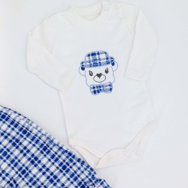 Ensemble bébé 100% coton, avec veste à carreaux et body imprimé ourson. Disponible en tailles 0-3 mois, 3-6 mois et 6-9 mois. Parfait pour le confort et le style des tout-petits.