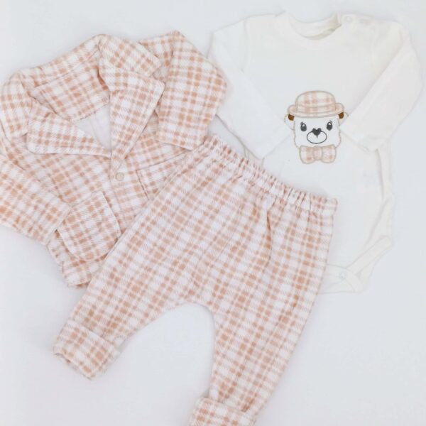 Ensemble bébé 100% coton, avec veste à carreaux et body imprimé ourson. Disponible en tailles 0-3 mois, 3-6 mois et 6-9 mois. Parfait pour le confort et le style des tout-petits.