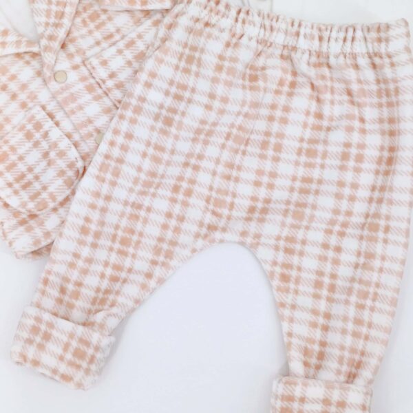 Ensemble bébé 100% coton, avec veste à carreaux et body imprimé ourson. Disponible en tailles 0-3 mois, 3-6 mois et 6-9 mois. Parfait pour le confort et le style des tout-petits.