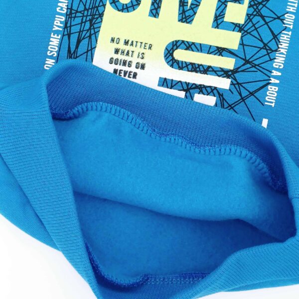 Ensemble d'hiver chaud pour garçons avec un sweat bleu et un pantalon noir. Confortable et pratique, idéal pour l'école ou les loisirs. Disponibles pour 5 à 8 ans.