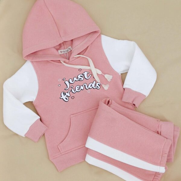 Craquez pour cet ensemble d'hiver adorable pour filles, avec sweat à capuche et pantalon chaud. Parfait pour garder votre enfant stylé et confortable durant les journées froides