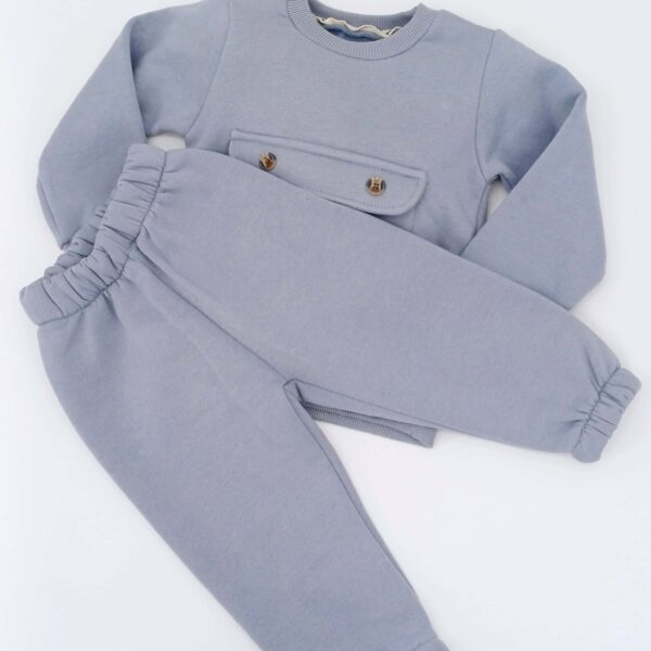 Ensemble hiver bébé gris avec pull et pantalon, doté d'une poche décorative et taille élastique. Disponible en tailles 9-12, 12-18, et 18-24 mois. Parfait pour garder votre enfant au chaud cet hiver.