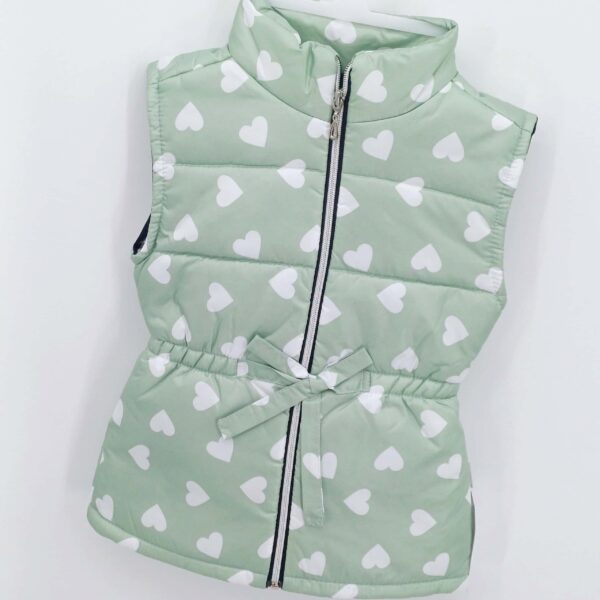 Gilet sans manches matelassé pour fille, motif coeurs, tailles 3 à 5 ans. Parfait pour un look doux et confortable lors des journées fraîches !