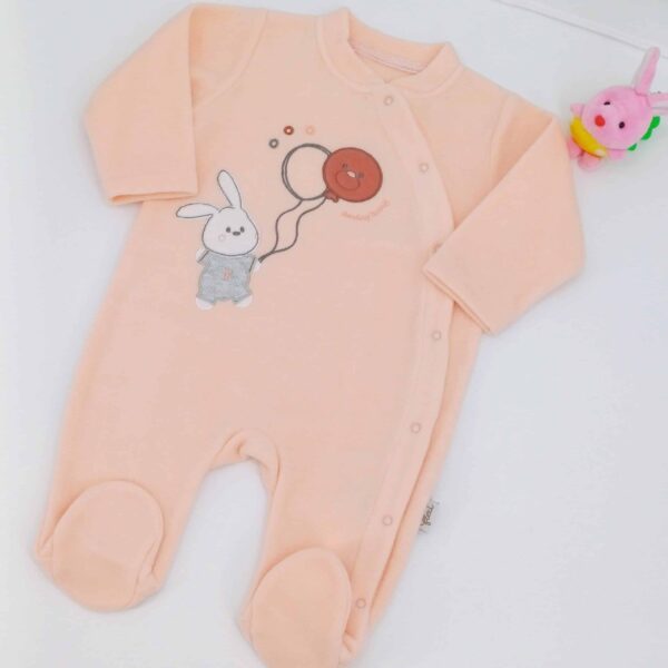 Grenouillère d'hiver en flanelle douce pour bébé, avec motif lapin et ballon. Parfaite pour les bébés de 2, 3 et 6 mois. Confort et chaleur assurés.