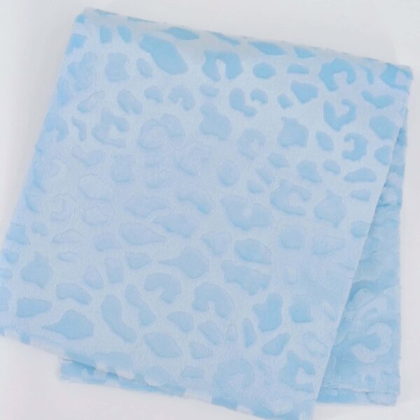 Plaid doux et élégant pour bébé, motif léopard. Disponible en blanc, rose et bleu. Confort, style et chaleur pour les moments de détente. 80 × 100 cm. Achetez maintenant !