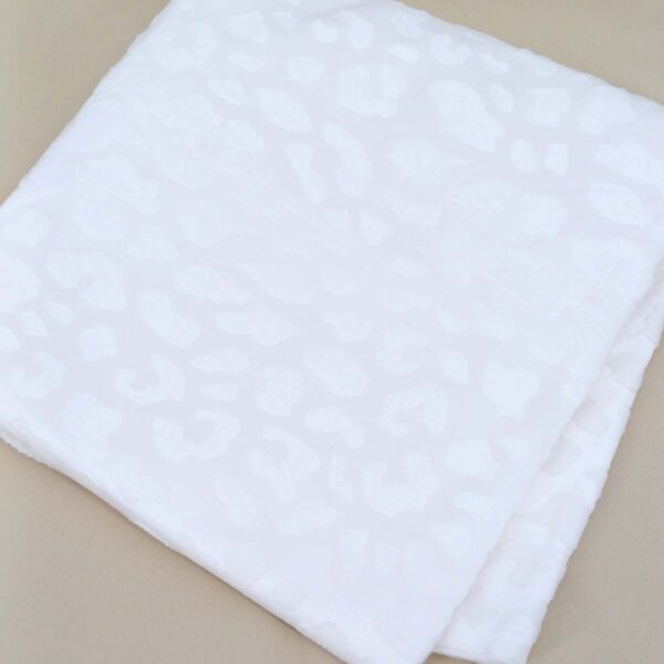 Plaid doux et élégant pour bébé, motif léopard. Disponible en blanc, rose et bleu. Confort, style et chaleur pour les moments de détente. 80 × 100 cm. Achetez maintenant !