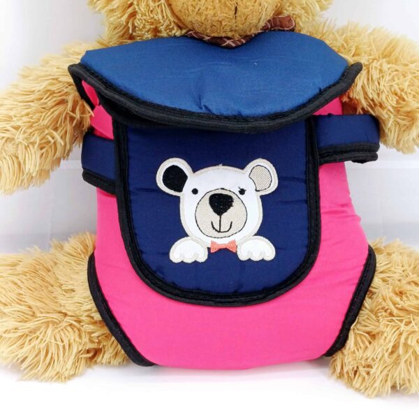 Découvrez notre porte-peluche de 30 cm, idéal pour transporter l'ours en peluche, le lapin ou la poupée préférée de votre enfant. Pratique, confortable et parfait pour les jeux et promenades.