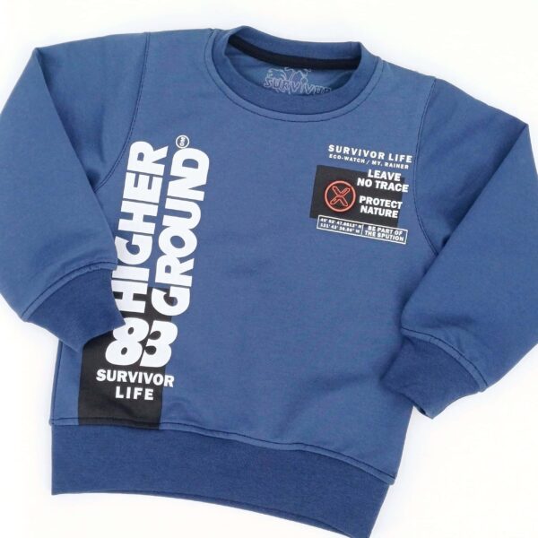 Optez pour un pull garçon tendance "Higher Ground 83" en bleu, parfait pour les enfants de 1 à 4 ans. Confortable, doux et idéal pour la saison !