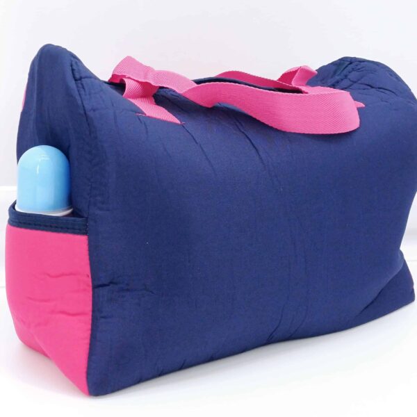 Sac élégant et pratique pour maman et bébé (37×26×15 cm) avec compartiments spacieux et poches extérieures. Design adorable et matériaux durables. Idéal pour vos sorties en Belgique !
