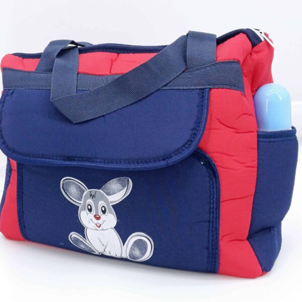 Sac élégant et pratique pour maman et bébé (37×26×15 cm) avec compartiments spacieux et poches extérieures. Design adorable et matériaux durables. Idéal pour vos sorties en Belgique !
