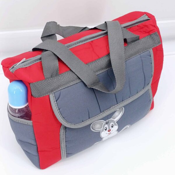 Sac élégant et pratique pour maman et bébé (37×26×15 cm) avec compartiments spacieux et poches extérieures. Design adorable et matériaux durables. Idéal pour vos sorties en Belgique !