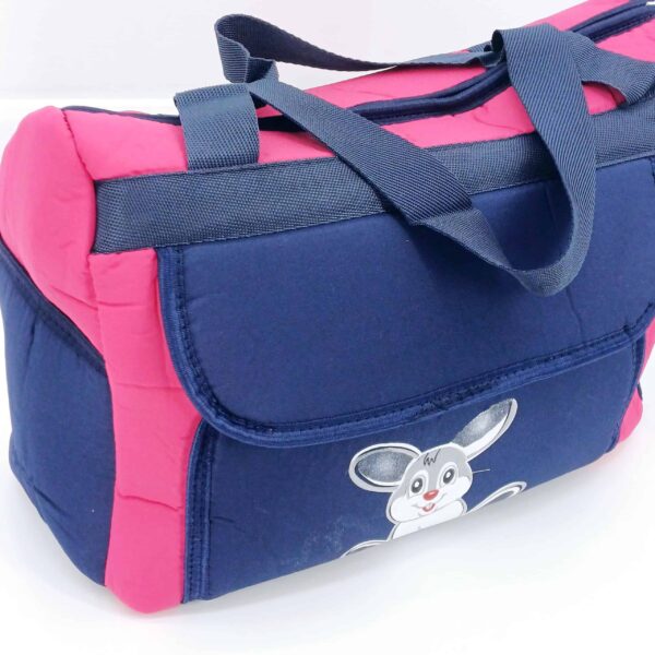 Sac élégant et pratique pour maman et bébé (37×26×15 cm) avec compartiments spacieux et poches extérieures. Design adorable et matériaux durables. Idéal pour vos sorties en Belgique !