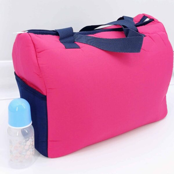Sac élégant et pratique pour maman et bébé (37×26×15 cm) avec compartiments spacieux et poches extérieures. Design adorable et matériaux durables. Idéal pour vos sorties en Belgique !