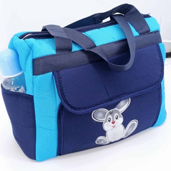 Sac élégant et pratique pour maman et bébé (37×26×15 cm) avec compartiments spacieux et poches extérieures. Design adorable et matériaux durables. Idéal pour vos sorties en Belgique !
