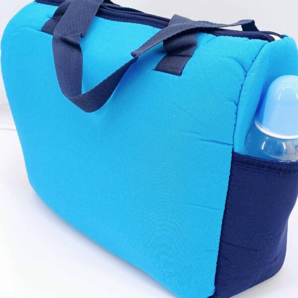 Sac élégant et pratique pour maman et bébé (37×26×15 cm) avec compartiments spacieux et poches extérieures. Design adorable et matériaux durables. Idéal pour vos sorties en Belgique !