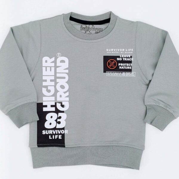 Sweat gris "Higher Ground 83" pour enfant en 95% coton et 5% lycra. Confortable et stylé, idéal pour les enfants de 1 à 4 ans. Parfait pour un look décontracté ou les journées fraîches.