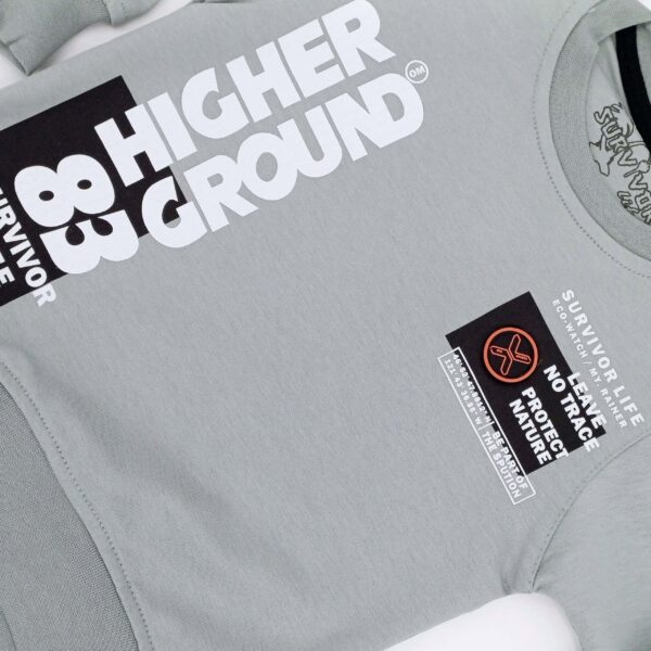 Sweat gris "Higher Ground 83" pour enfant en 95% coton et 5% lycra. Confortable et stylé, idéal pour les enfants de 1 à 4 ans. Parfait pour un look décontracté ou les journées fraîches.