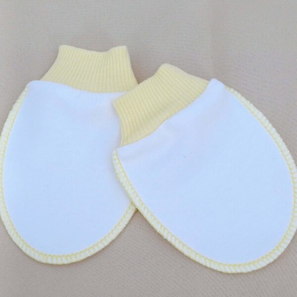 Moufles anti-griffures pour bébé en tissu doux avec bord élastique, disponibles en couleurs pastel (jaune, rose et bleu).