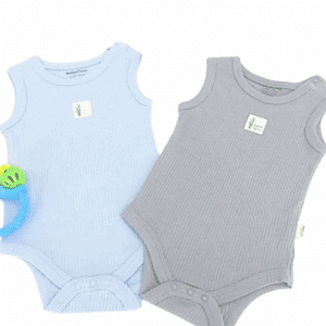 lot de bodies bébé bleu et gris sur cintres, détail col et épaules